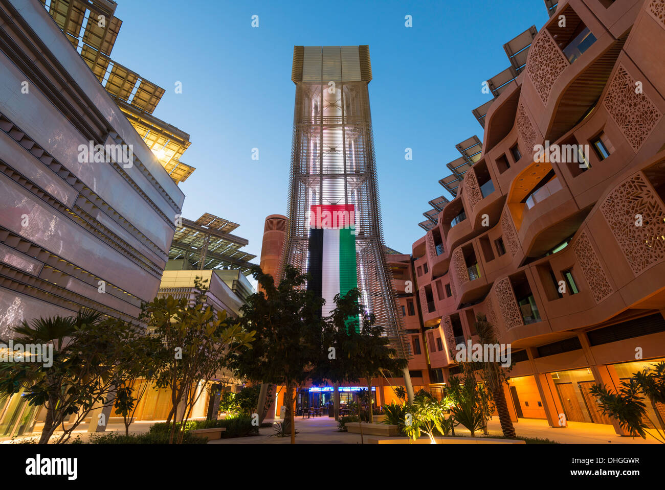 La tour de refroidissement du vent fournir d'accès à la cour à l'Institut de la science et de la technologie à Masdar City Abu Dhabi Emirats Arabes Unis Banque D'Images