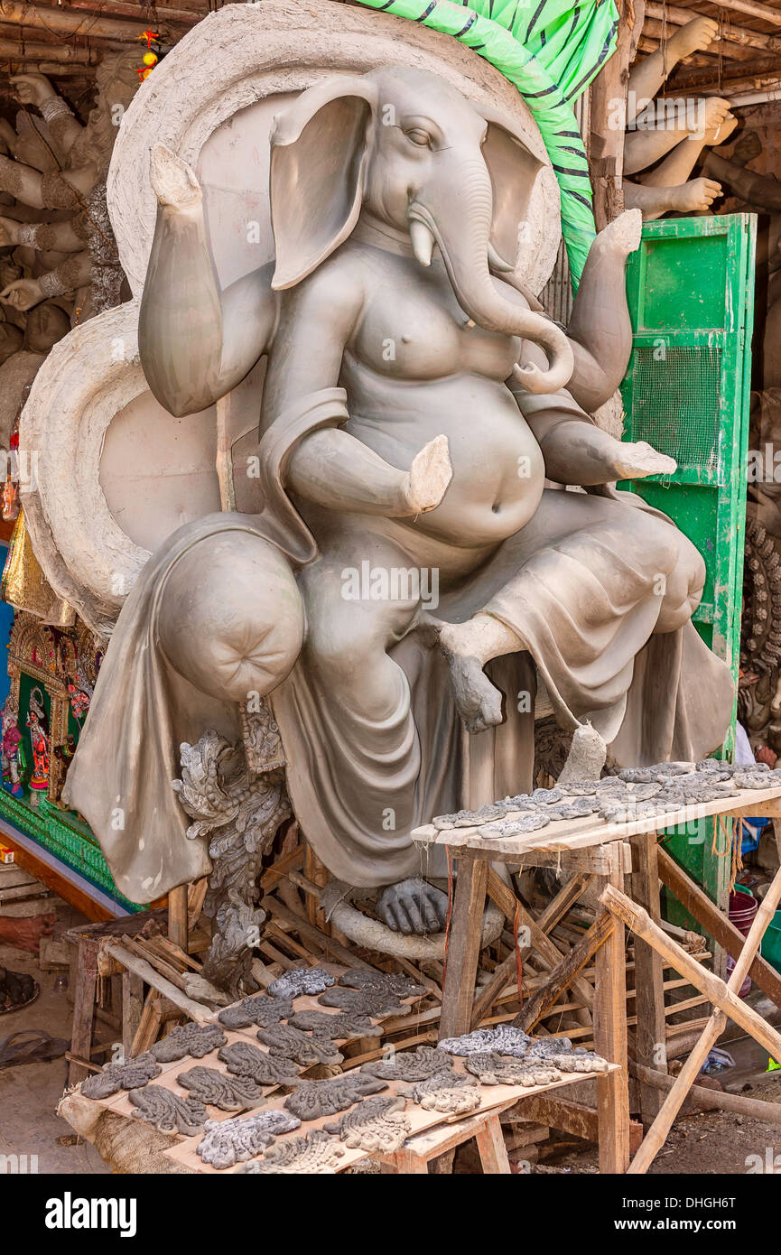 Un Seigneur Ganesha statue d'être façonné à partir de l'argile et de sable pour Durga Puja festival, Kolkata, Inde. Banque D'Images