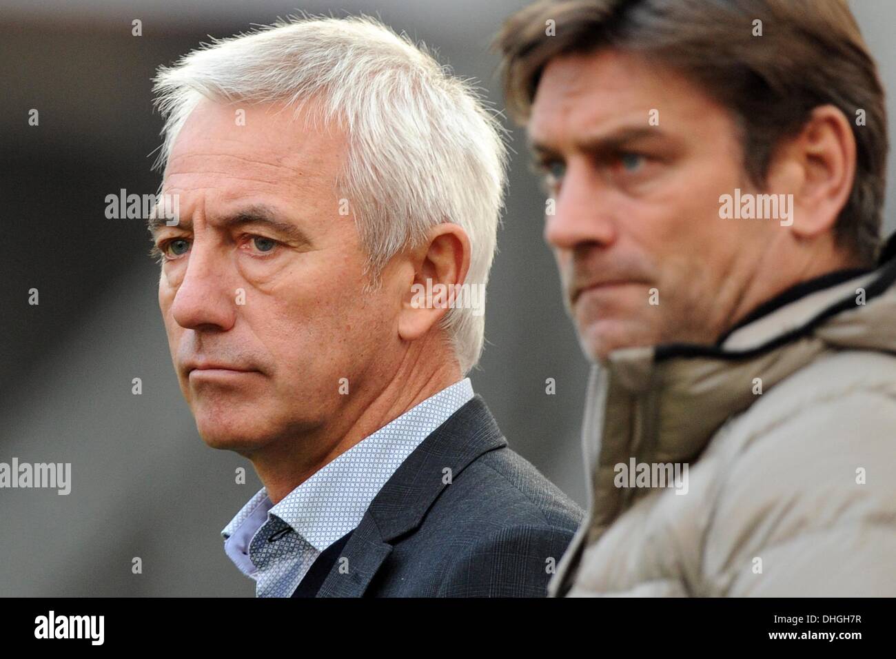 Leverkusen, Allemagne. Nov 9, 2013. L'entraîneur de Hambourg, Bert Van Marwijk (L) et directeur sportif Oliver Kreuzer se tenir sur le côté avant de la Bundesliga match de football entre le Bayer Leverkusen et Hambourg SV à Leverkusen, Allemagne, 9 novembre 2013. Photo : Marius Becker/dpa/Alamy Live News Banque D'Images