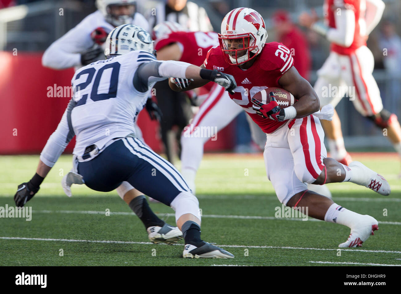 Madison, Wisconsin, USA. Nov 9, 2013. 9 novembre 2013 : Wisconsin Badgers running back James White # 20 se précipita pour 150 verges au cours de la NCAA Football match entre les BYU Cougars et le Wisconsin Badgers au Camp Randall Stadium à Madison, WI. Le Wisconsin a défait BYU POIGNÉÉS 27 17/32 po. John Fisher/CSM/Alamy Live News Banque D'Images