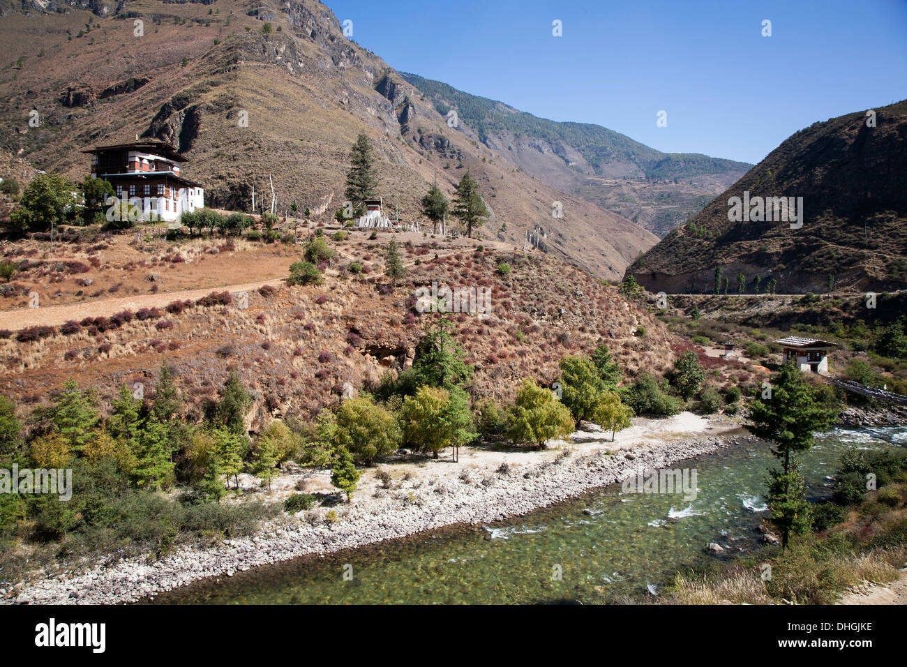 Le Tachog Lhakhang Dzong et xive siècle, le pont des chaînes de fer qui traverse le Paro Chhu (rivière). Le Bhoutan. Banque D'Images