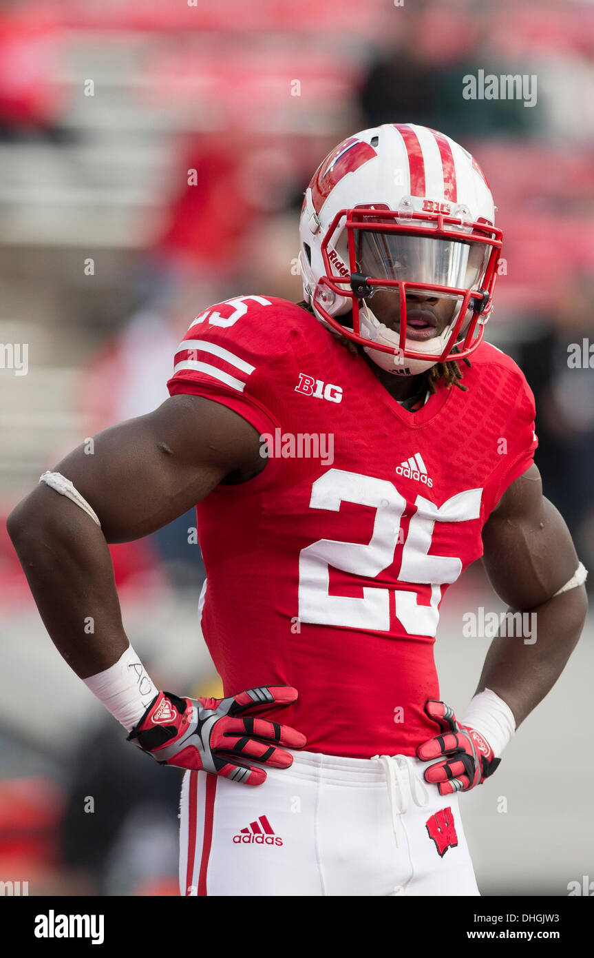 Madison, Wisconsin, USA. Nov 9, 2013. 9 novembre 2013 : Wisconsin Badgers Gordon Melvin running back # 25 avant de la NCAA Football match entre les BYU Cougars et le Wisconsin Badgers au Camp Randall Stadium à Madison, WI. Le Wisconsin a défait BYU POIGNÉÉS 27 17/32 po. John Fisher/CSM/Alamy Live News Banque D'Images