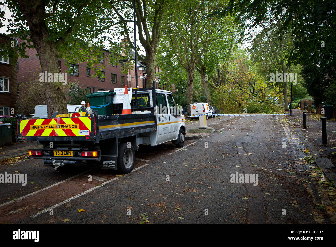 Van l'entretien des routes à un bloc de la route après la tempête de verglas et St.Jude Christian Cyclone Banque D'Images