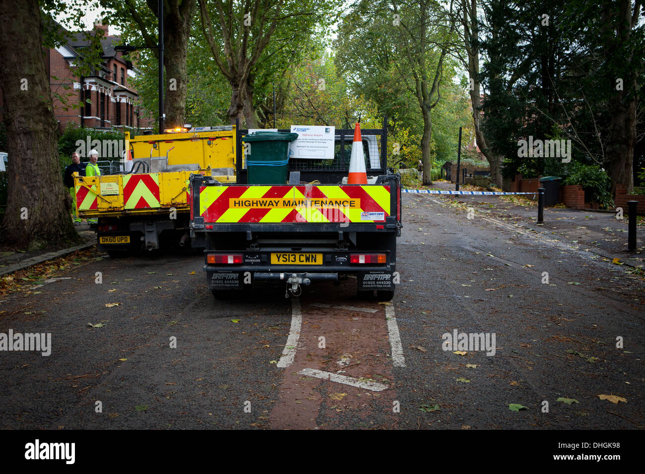 Van l'entretien des routes à un bloc de la route après la tempête de verglas et St.Jude Christian Cyclone Banque D'Images