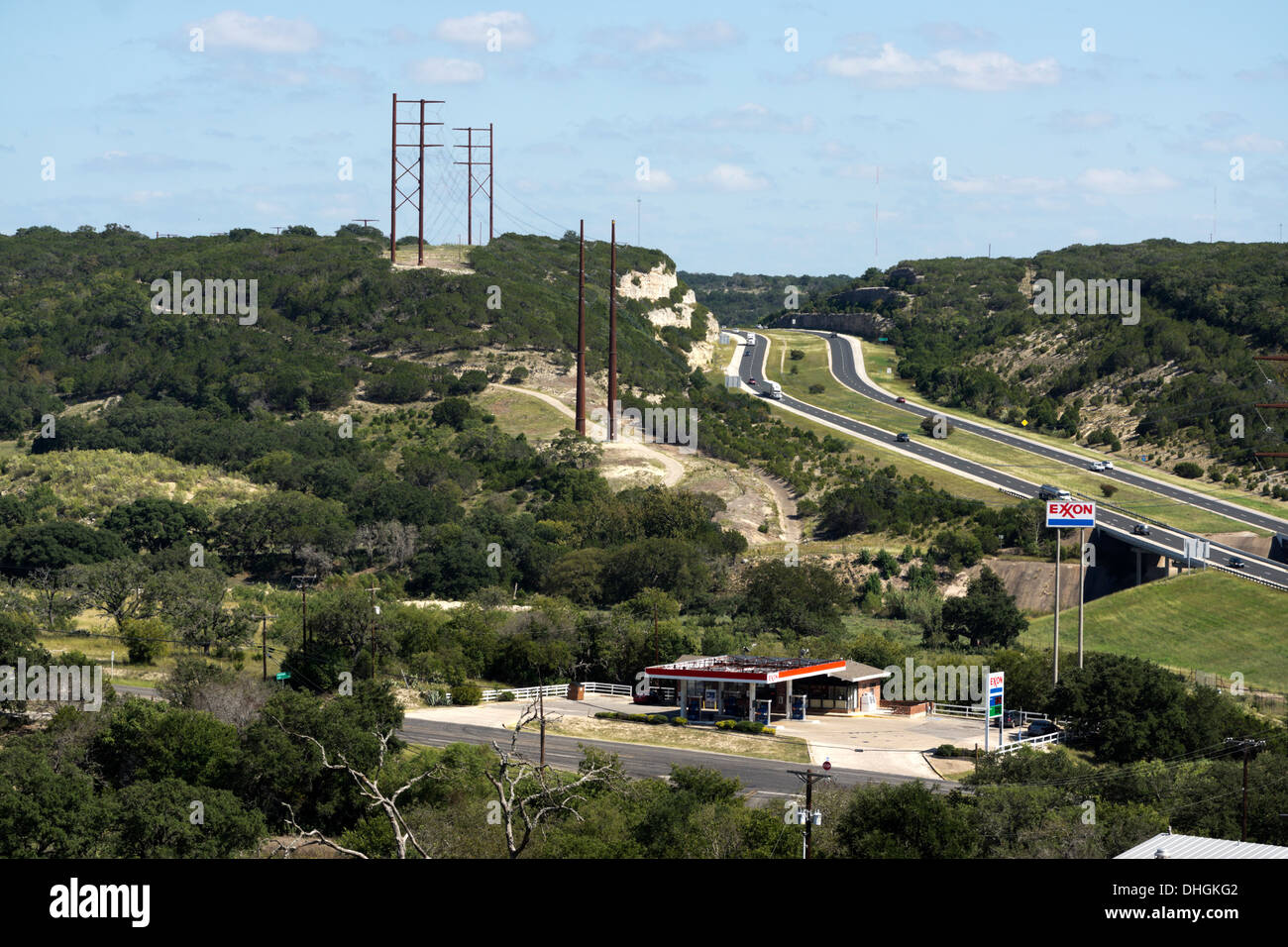 Station de gaz d'Exxon dans la montagne de l'ouest du Texas, près de Kerrville à côté de l'Interstate 10. Banque D'Images