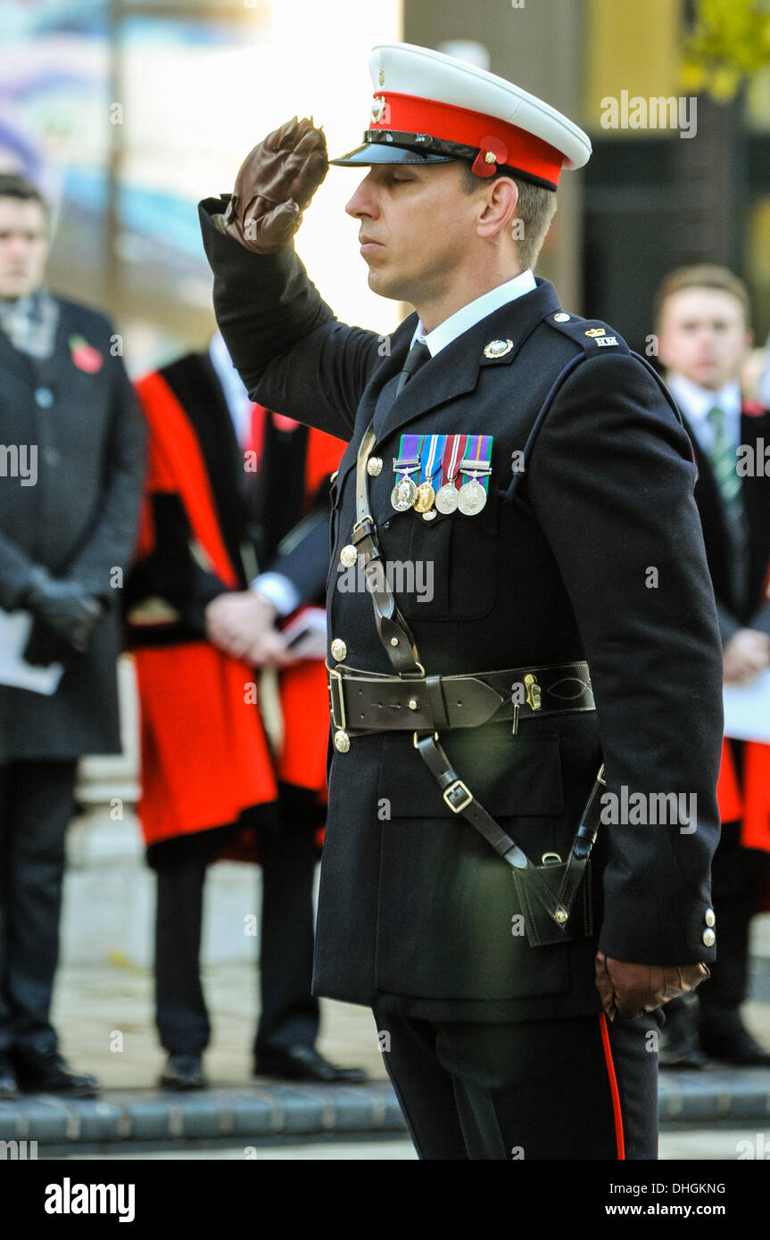 Belfast, Irlande du Nord. 10 Nov 2013 - Grands un piquet RM des Royal Marines salue après dépôt d'une couronne à la cérémonie du souvenir. Banque D'Images