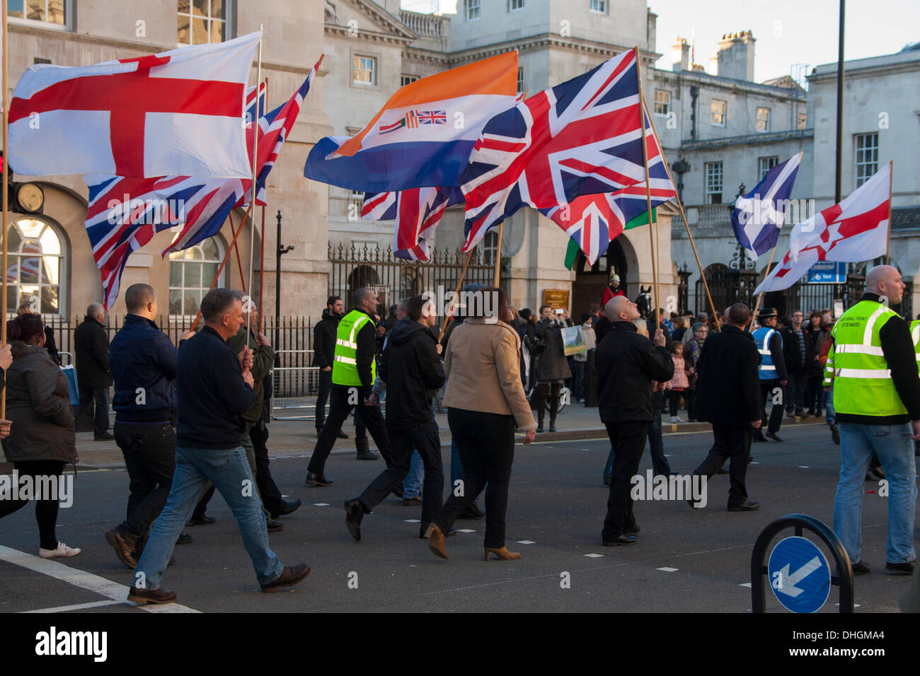 Londres, Royaume-Uni. 10 novembre 2013. Une époque de l'Apartheid drapeau sud-africain, britannique butine les drapeaux anglais et écossais en tant que membres de l'aile droite Front National de mars le cénotaphe après les principales cérémonies du jour, où ils ont déposé une couronne. Crédit : Paul Davey/Alamy Live News Banque D'Images