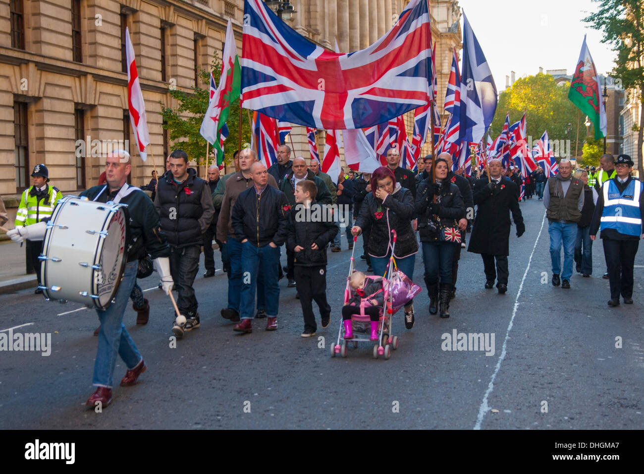 Londres, Royaume-Uni. 10 novembre 2013. Les membres de l'aile droite Front National mars à un rassemblement court après la visite du cénotaphe où ils ont déposé une couronne à la suite de la principale cérémonie du Jour du souvenir. Crédit : Paul Davey/Alamy Live News Banque D'Images