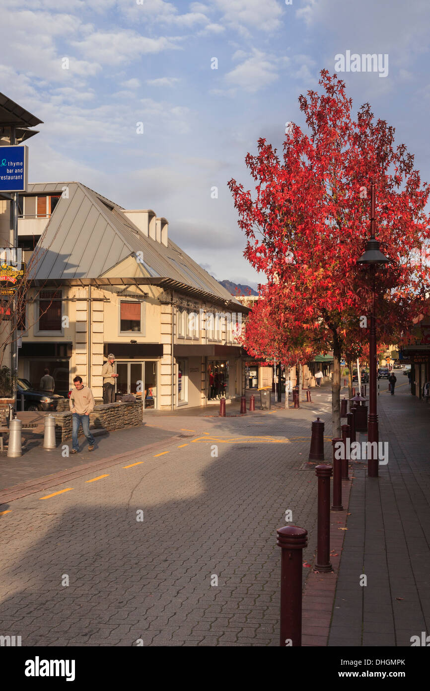 Vue le long de la cité commerçante piétonne dans le centre-ville. Le centre commercial de l'Otago Queenstown ile sud Nouvelle Zelande. Banque D'Images