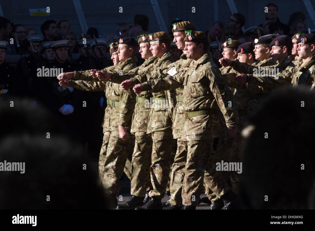 Westminster London,UK 10 novembre 2013. Les foules se rassemblent dans la région de Whitehall pour rendre hommage au sacrifice des hommes et femmes le personnel d'entretien qui sont morts dans la PREMIÈRE GUERRE MONDIALE, LA DEUXIÈME GUERRE MONDIALE et conflits suivants : Crédit amer ghazzal/Alamy Live News Banque D'Images