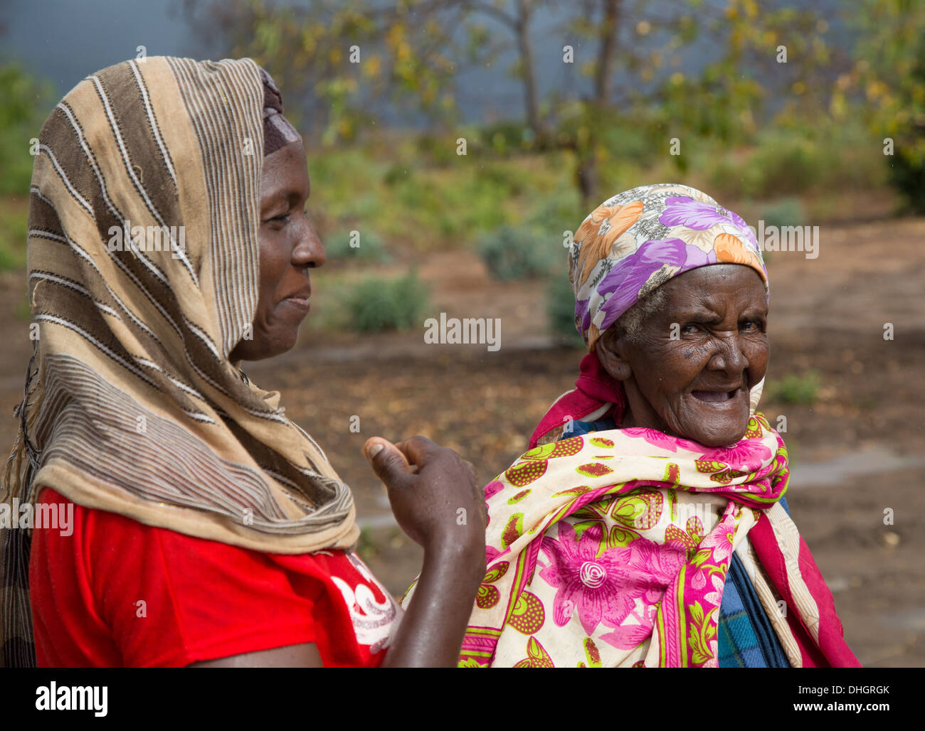 Deux femmes habillées de couleurs vives dans un village de la région du sud du Kenya Sagalla Banque D'Images