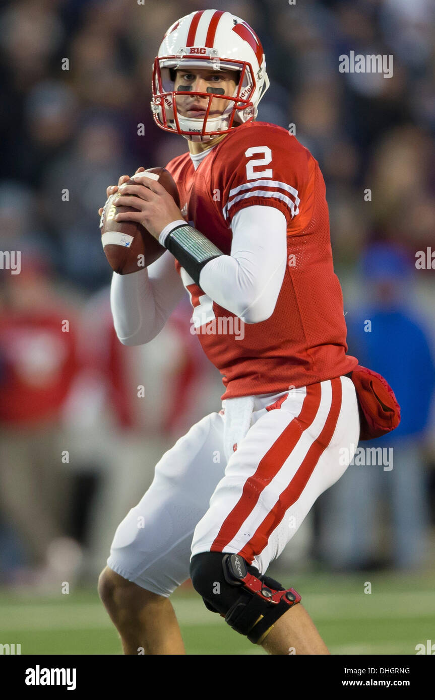 Madison, Wisconsin, USA. Nov 9, 2013. 9 novembre 2013 : Wisconsin Badgers quarterback Joel discontinue # 2 revient à passer en cas de la NCAA Football match entre les BYU Cougars et le Wisconsin Badgers au Camp Randall Stadium à Madison, WI. Le Wisconsin a défait BYU POIGNÉÉS 27 17/32 po. John Fisher/CSM/Alamy Live News Banque D'Images