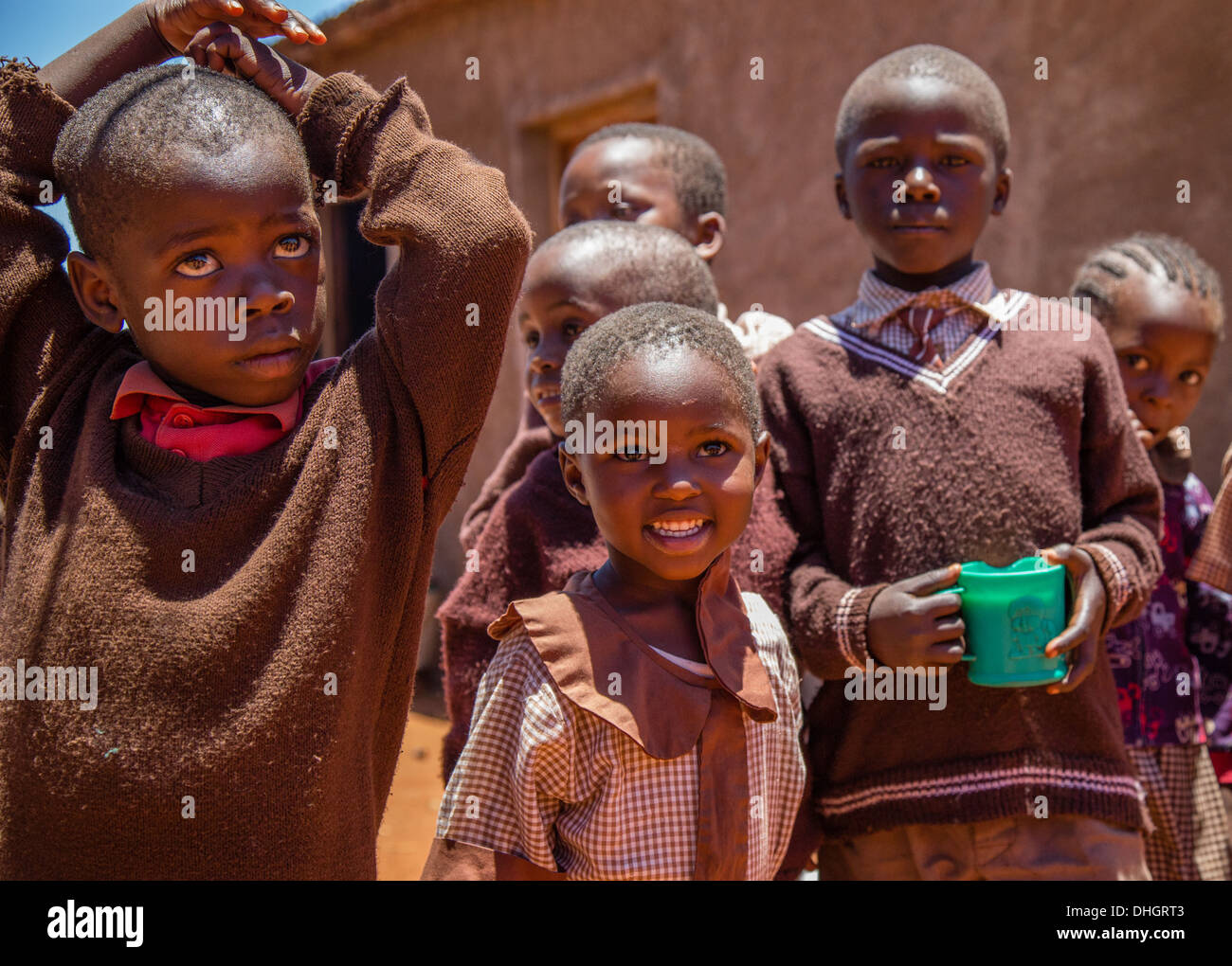 Les enfants de l'école primaire dans l'aire d'une école dans le sud du Kenya Sagalla Banque D'Images