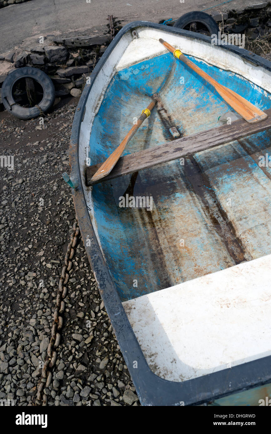 Fibre de verre petit bateau à rames assis sur des cailloux, à la rame dans  Photo Stock - Alamy