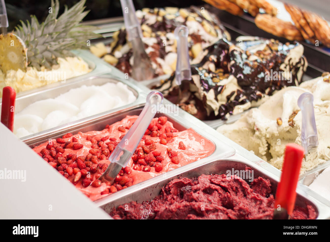 Ice-cream 'ice cream' showcase gelateria italienne gelato fruits gros plan [berry] glaces fruits écrous Banque D'Images