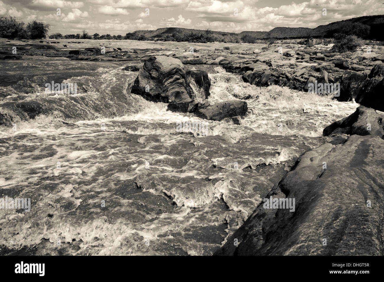 Lugard's Falls où la rivière Galana plonge dans une série de changements rapides dans le parc national de Tsavo Kenya Banque D'Images
