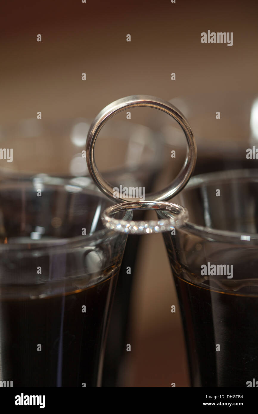 Mariage Mariage vin en verre deux sentiments d'amour amour couple l'unité du vin nouveau mariage mariée marié symbole cercle bord symbolique Banque D'Images