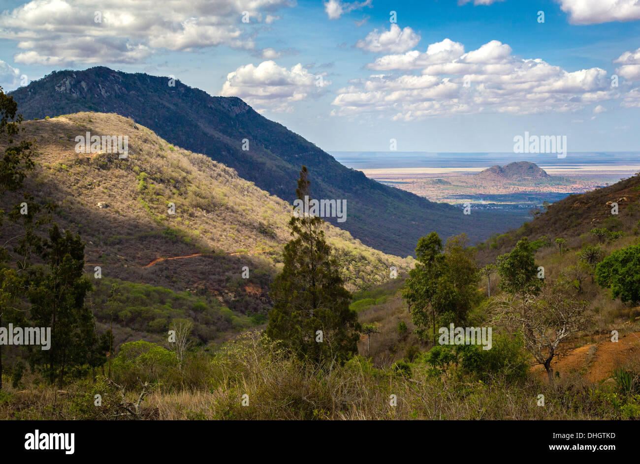 Vue depuis l'Sagalla Hills près de vi dans le sud du Kenya sur la plaine de Tsavo Ouest et Ndara Banque D'Images