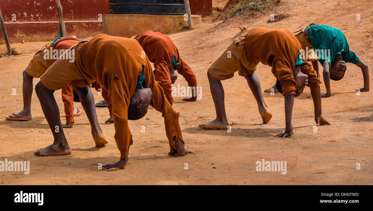 Des écoliers de l'exécution d'une affichage acrobatique dans une école primaire du Kenya Banque D'Images