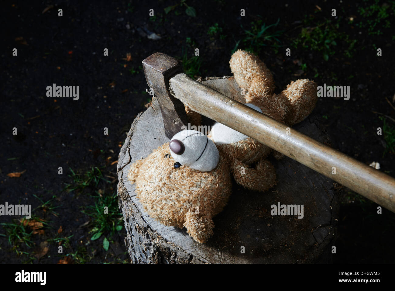 Exécution d'enfant jouet ours en peluche avec une hache Banque D'Images