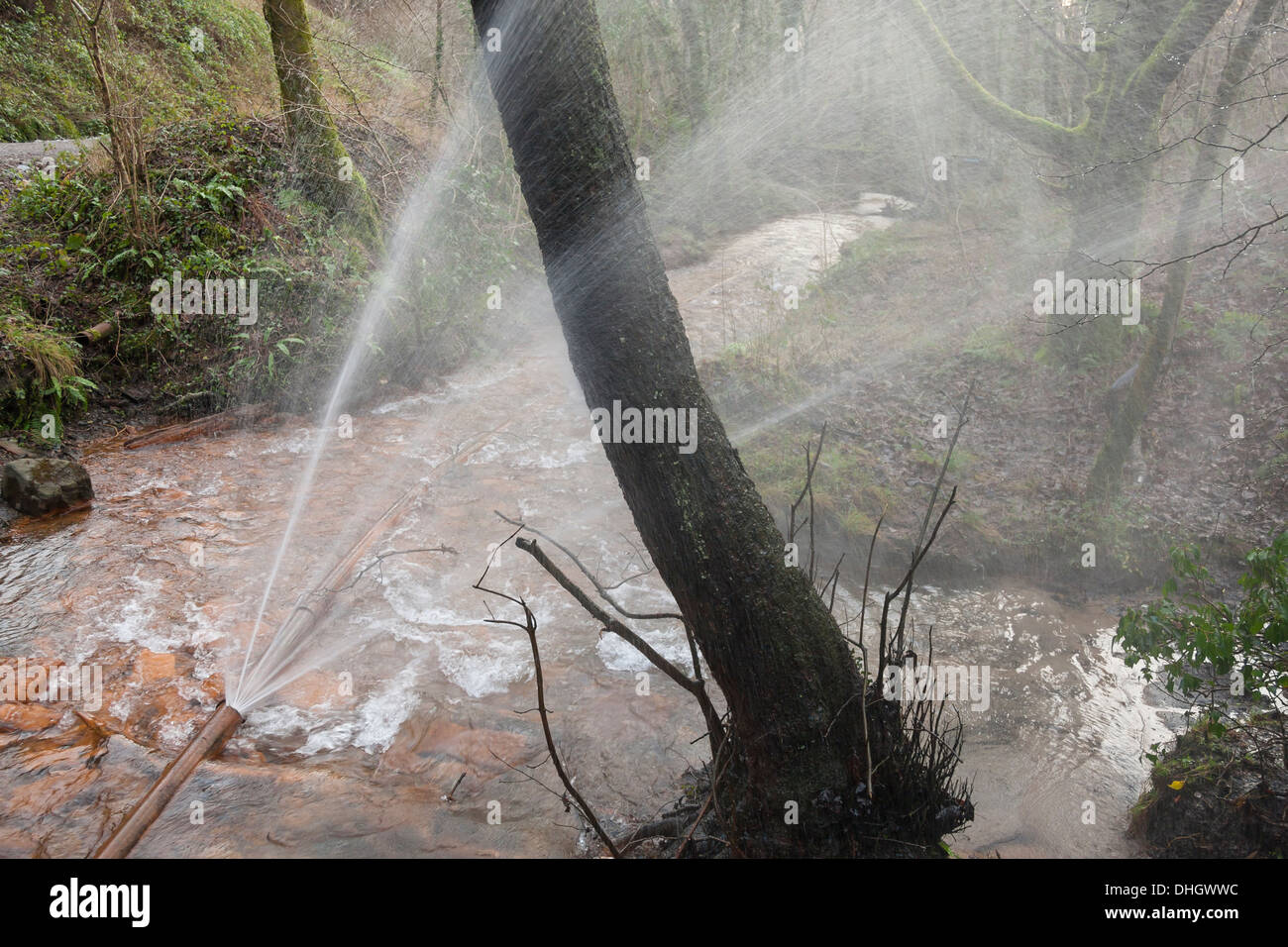 L'eau de fonte tuyau éclaté en stream Banque D'Images