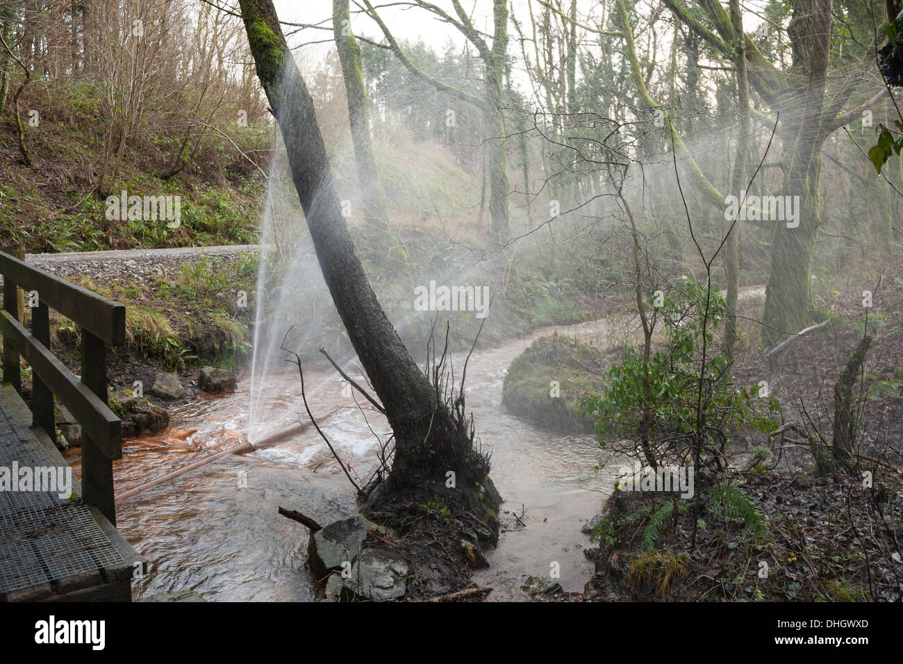 L'eau de fonte tuyau éclaté en stream Banque D'Images