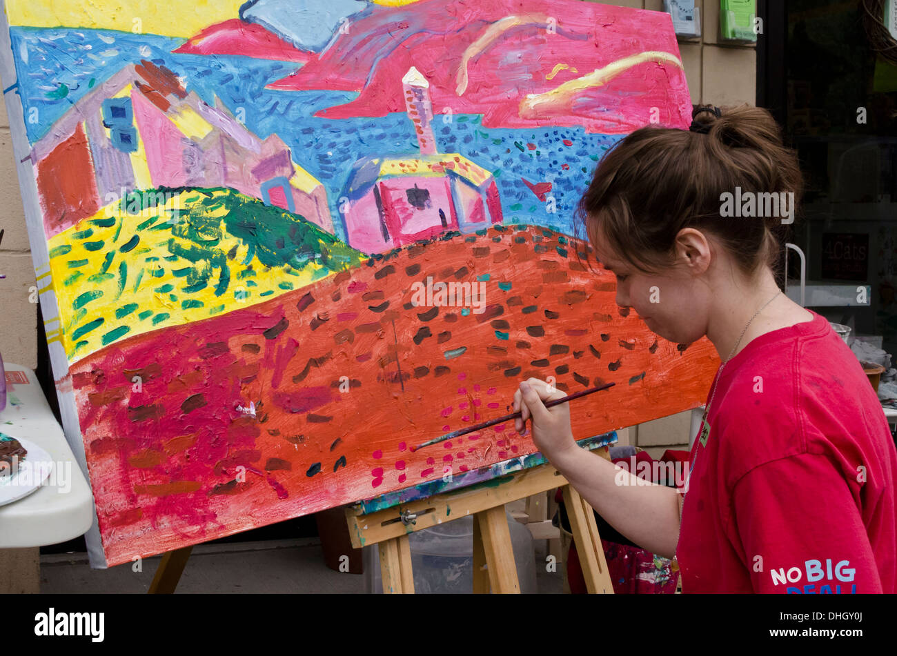 Jeune femme travaille sur une peinture acrylique. Partie de la 'chats' Studio 4 chambre ouverte pendant un festival de rue à Burnaby. Banque D'Images