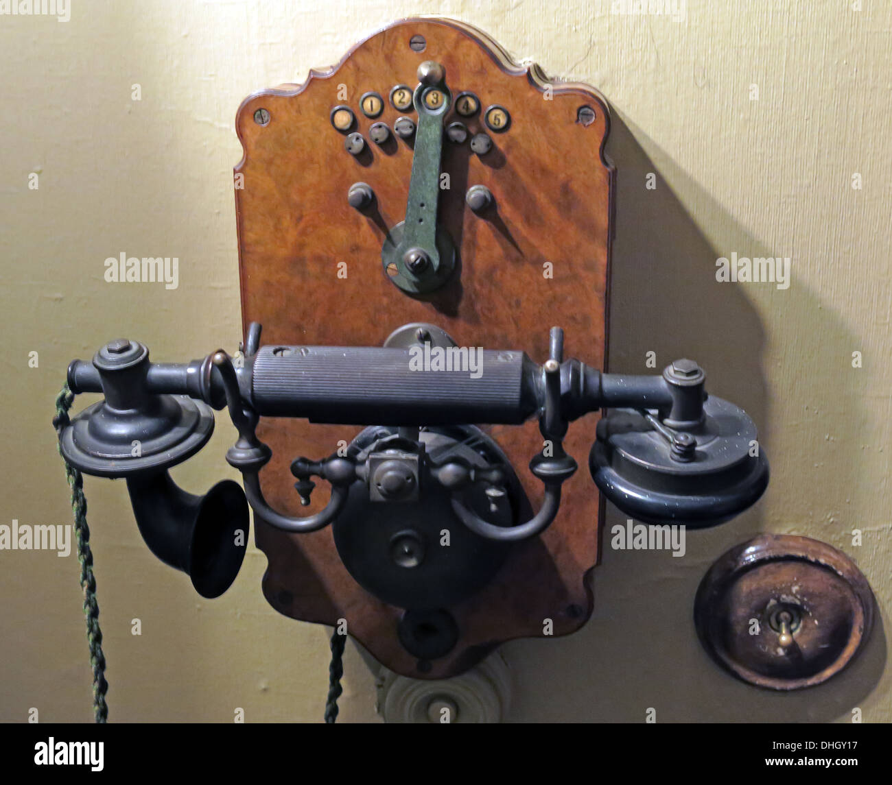 Old fashioned Edwardian téléphone, Dunham Massey NT, Altrincham, Cheshire, Angleterre , Royaume-Uni Banque D'Images