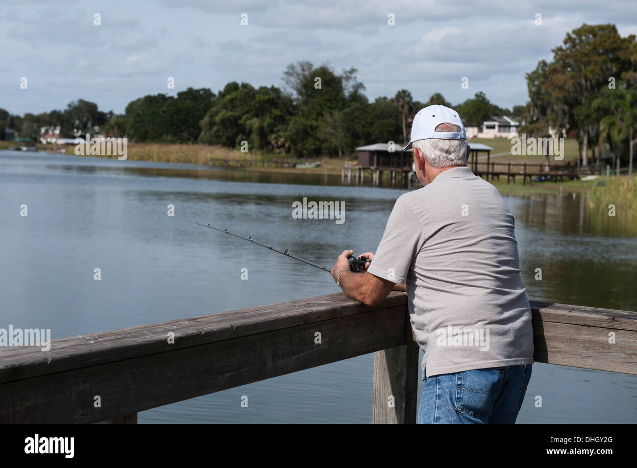 Un homme sur un quai de pêche en Floride Centrale Banque D'Images