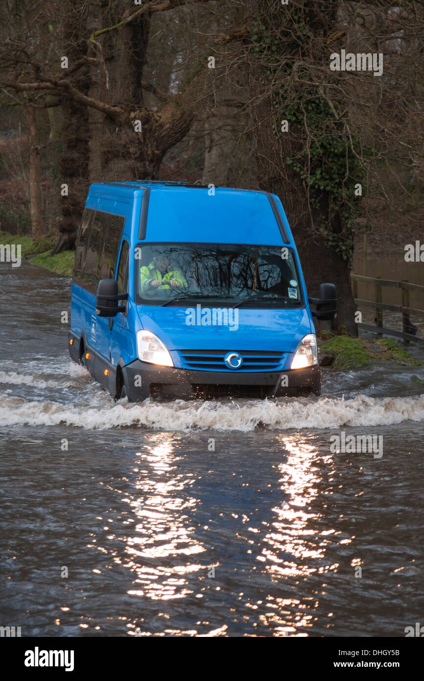 Van conduisant par flood Banque D'Images