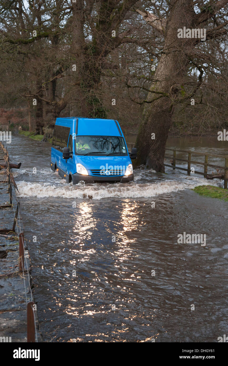 Van conduisant par flood Banque D'Images