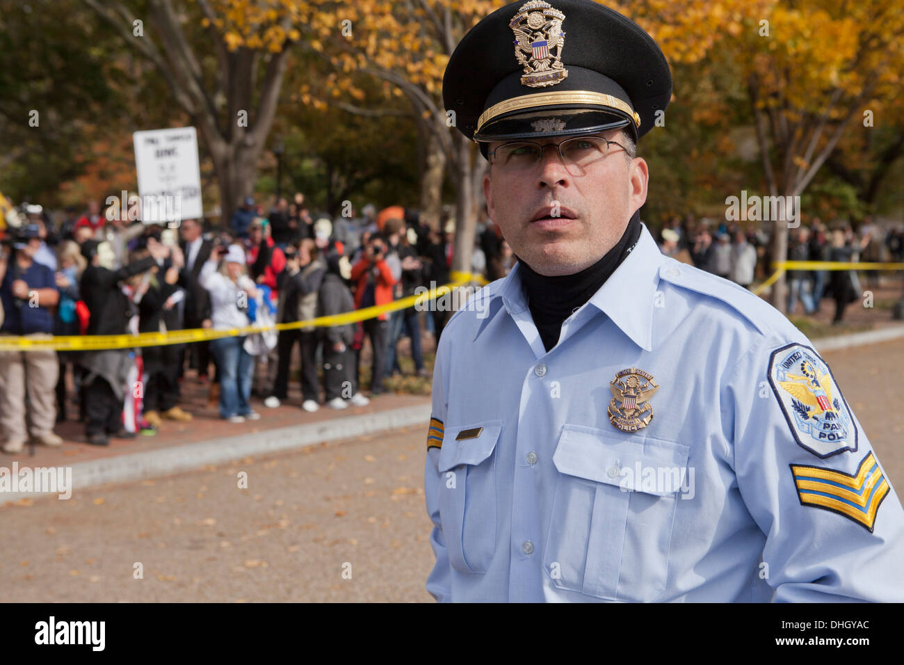 Parc nous agent de police en service à une manifestation publique - Washington, DC USA Banque D'Images
