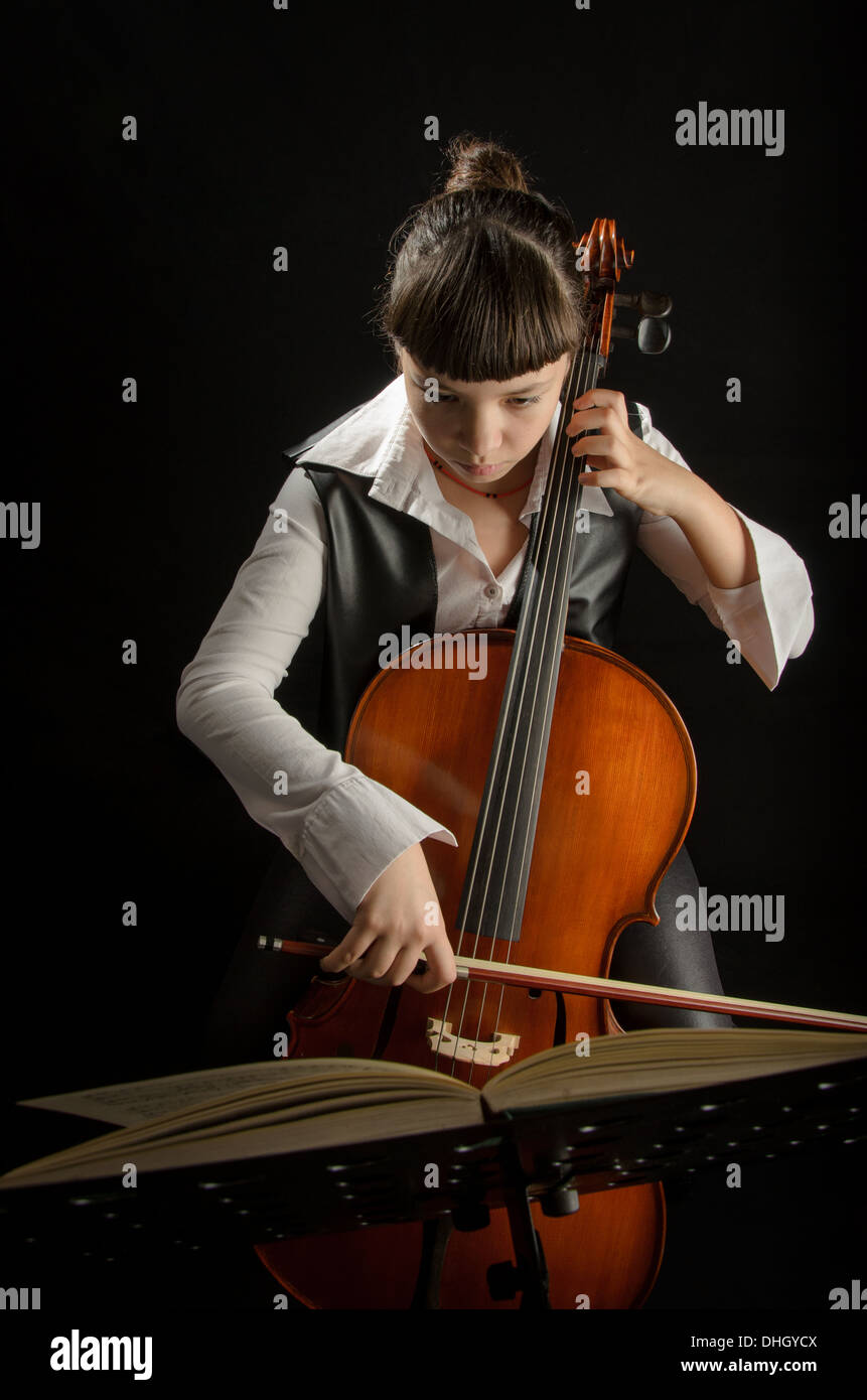 Girl with cello sur fond noir Banque D'Images