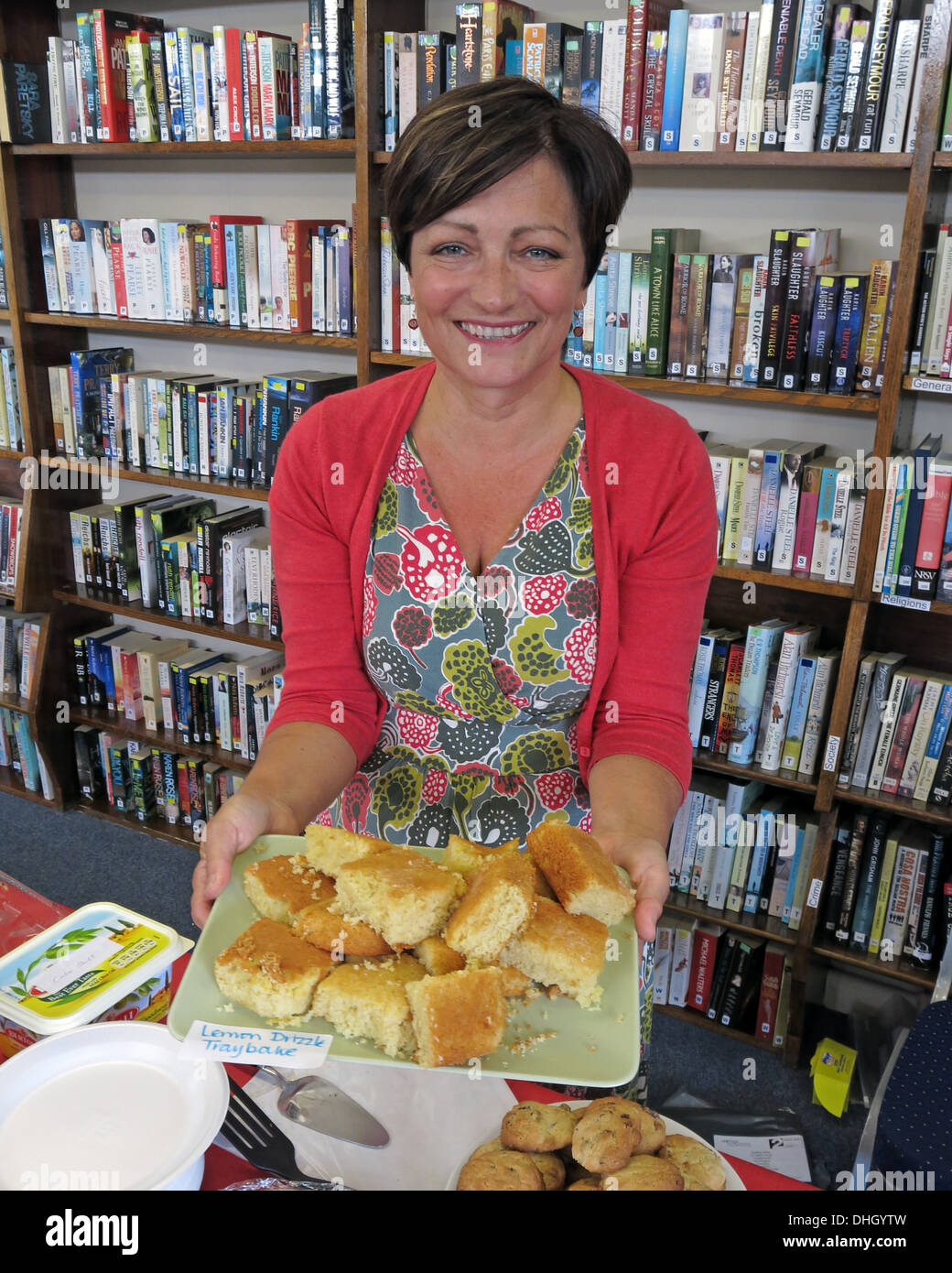 Des bénévoles de la bibliothèque communautaire propose des gâteaux Grappenhall Warrington Cheshire England UK Banque D'Images