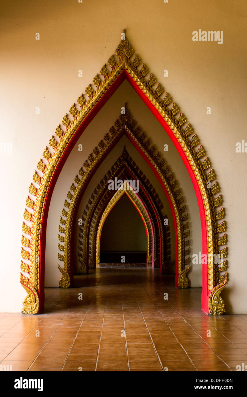 Il a une porte dans le tunnel à l'église Thai en Thaïlande. Banque D'Images