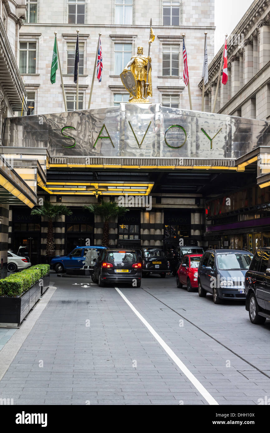 Entrée principale de l'Hôtel Savoy, Londres, UK Banque D'Images