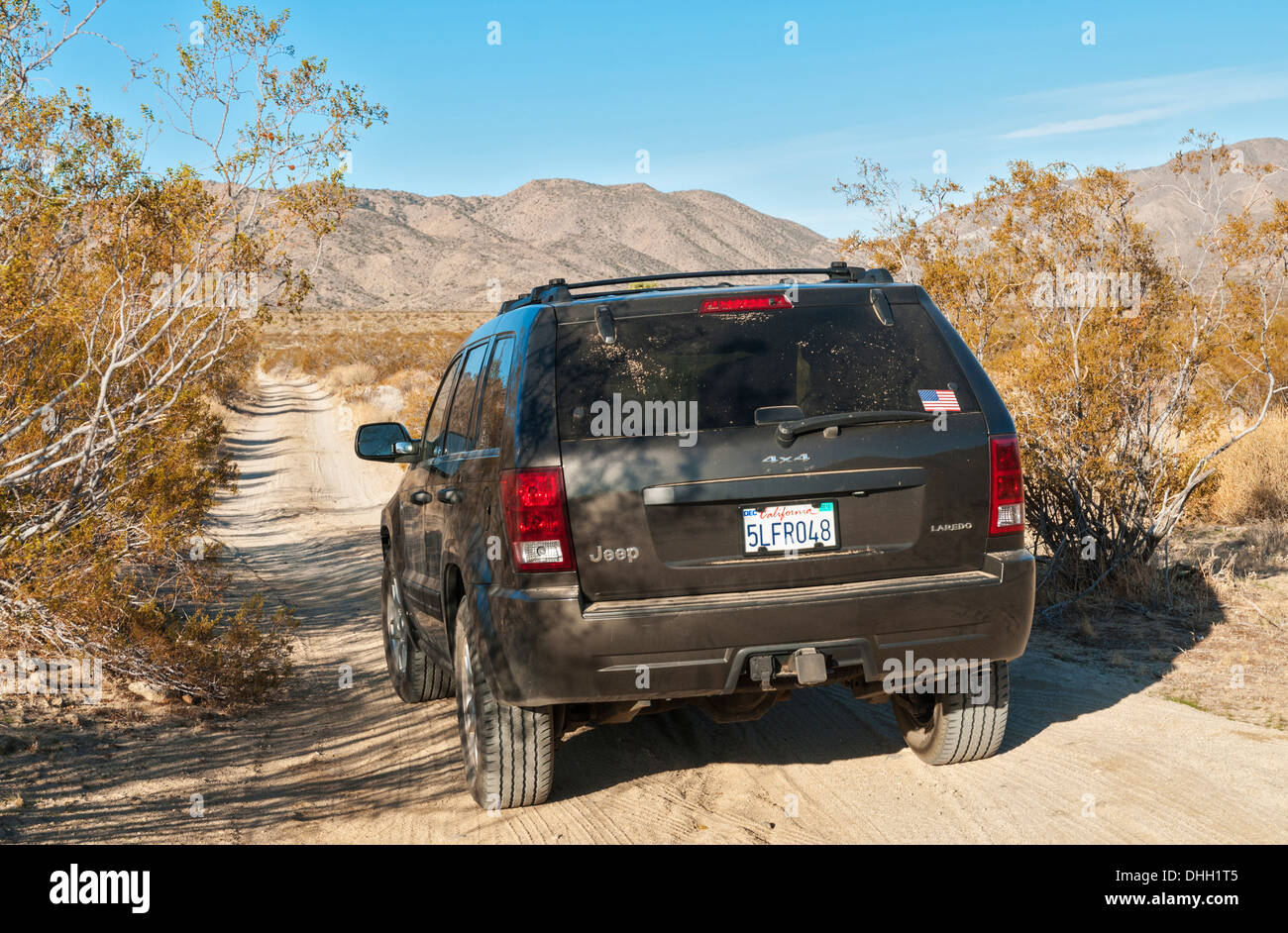 En Californie, le parc national Joshua Tree, Pleasant Valley, Jeep sur la route Banque D'Images
