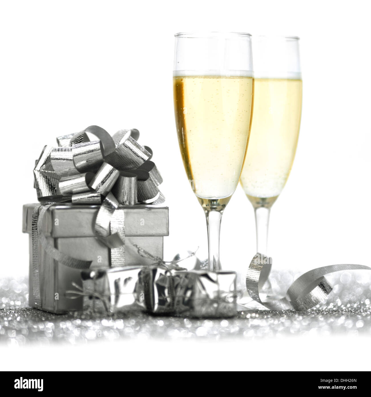 Nouvelle année voitures avec verres de champagne et cadeaux Banque D'Images