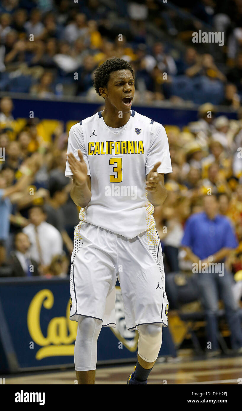 Berkeley, CA, USA. Nov 8, 2013. Nov 08 2013 - Berkeley CA, États-Unis - Californie porte G #  3 Tyrone Wallace célébrer après un coup à trois points pendant le jeu de basket-ball de Mens NCAA entre État Coppin Aigles et ours d'or de la Californie 83-64 gagner au Pavillon Hass Berkeley Californie © csm/Alamy Live News Banque D'Images