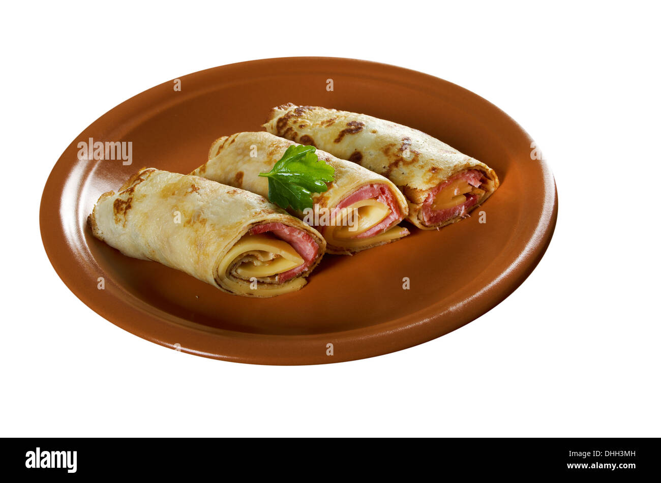 Crêpes roulées farcies de jambon et de fromage. Banque D'Images