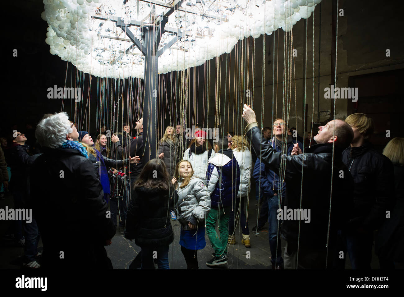 Les gens fascinés par le Cloud par CAITLIND Lightsculpture R.C. BROWN&WAYNE GARRETT au Glow Eindhoven Banque D'Images