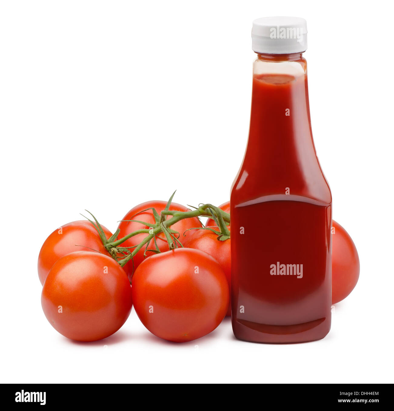 Bouteille de ketchup et tomates fraîches isolated on white Banque D'Images