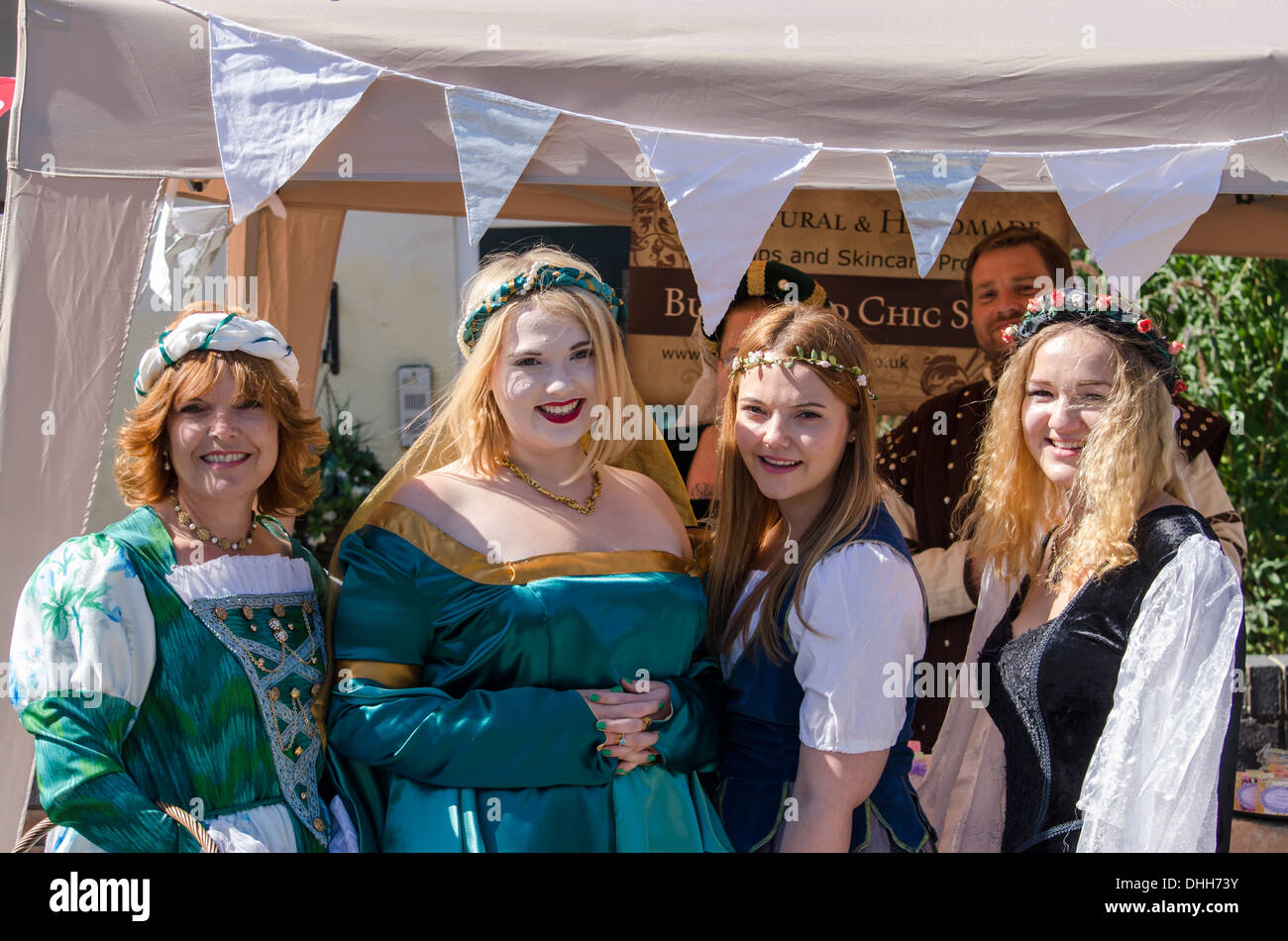 Les gens vêtus de costumes médiévaux mannintree essex UK Banque D'Images