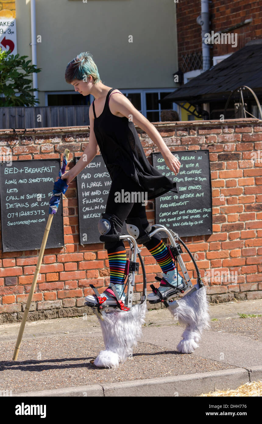 Femme sur pilotis de saut Banque D'Images