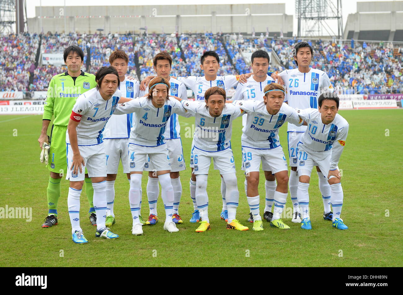 Kyoto, Japon. 10 nov., 2013. /Gamba Osaka line-up du groupe l'équipe de football / Soccer : 2013 J.League Division 2 match entre le Protocole de Kyoto Sanga F.C 0 - 2 Gamba Osaka au stade Nishikyogoku Stadium à Kyoto, au Japon . © AFLO/Alamy Live News Banque D'Images