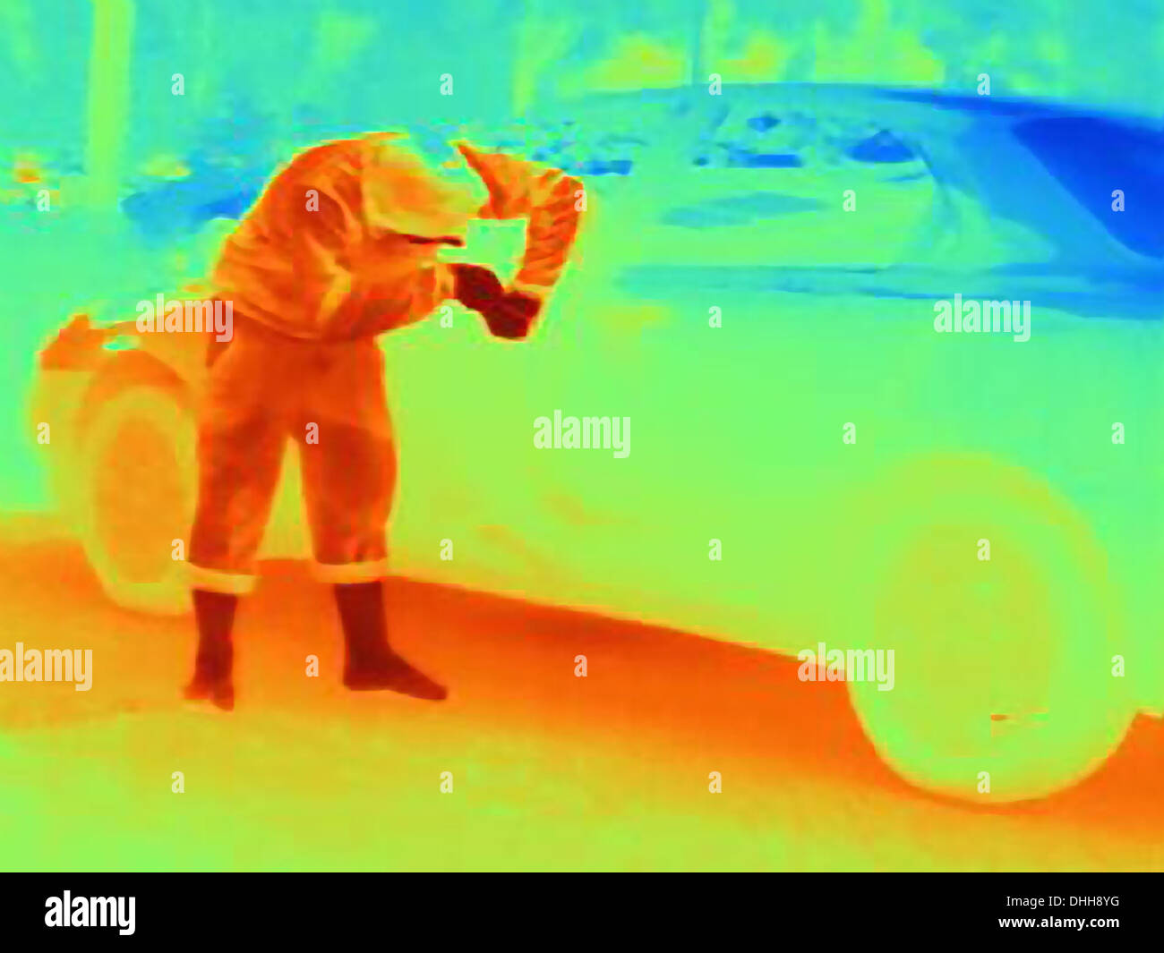 Photographie thermique d'un cambrioleur par effraction dans une voiture Banque D'Images