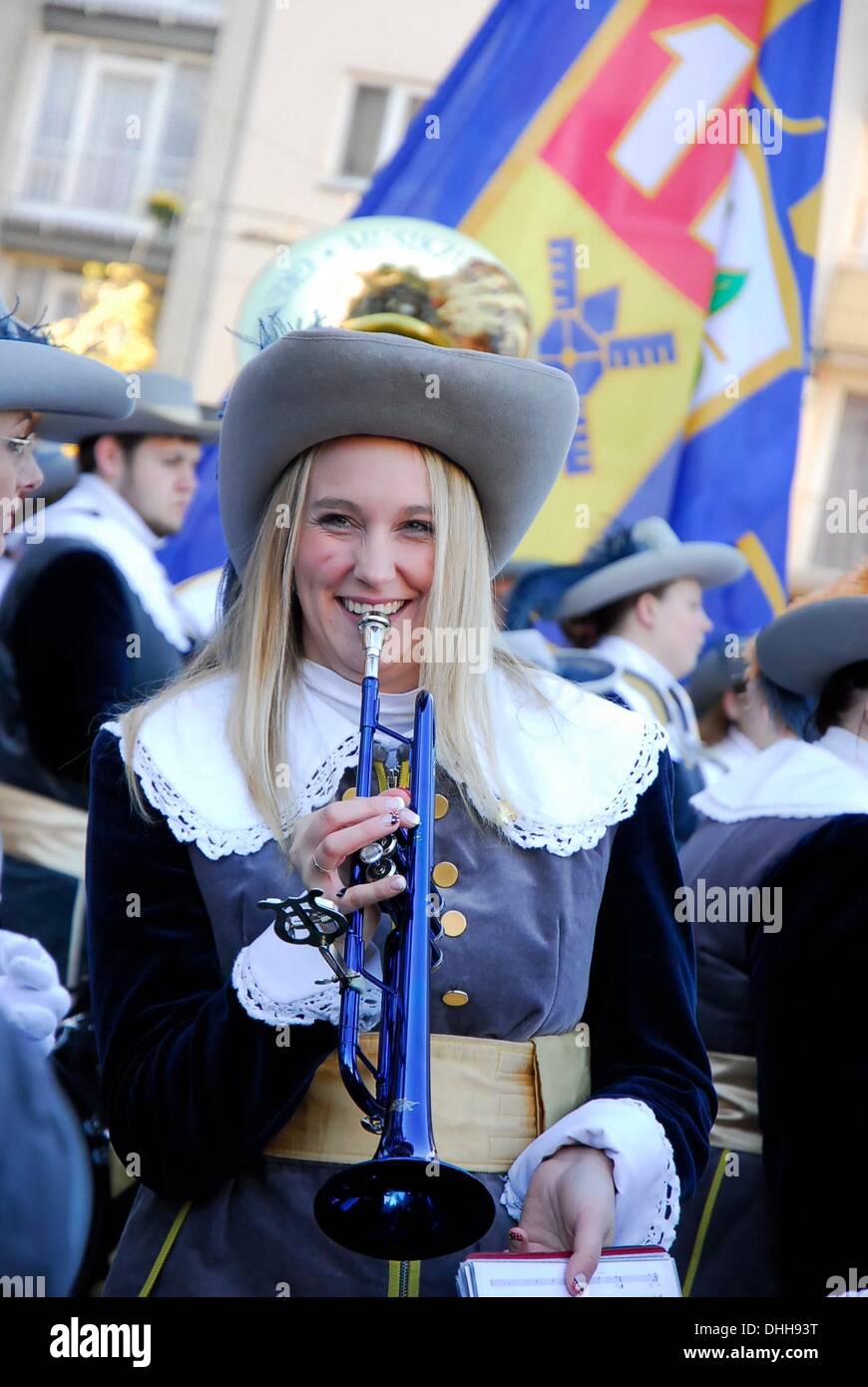 Mainz, Allemagne . 11Th Nov, 2013. Sur le 11e Novembre à 11:11 h, dans les bastions de la German carnaval, le début de la nouvelle campagne a été engagée. À Mayence, les gens se rassemblent autour de l'Fastnachtsbrunnen dans le centre-ville de Mayence, à commencer la "cinquième saison". Credit : Marcus Krauss/Alamy Live News Banque D'Images