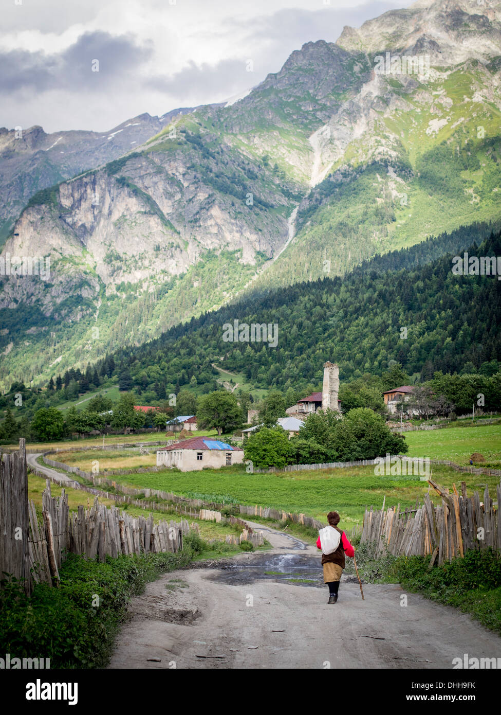 Adishi village de Upper Svaneti, Géorgie, Caucase. La région est connue pour ses tours de défense médiévale. Banque D'Images