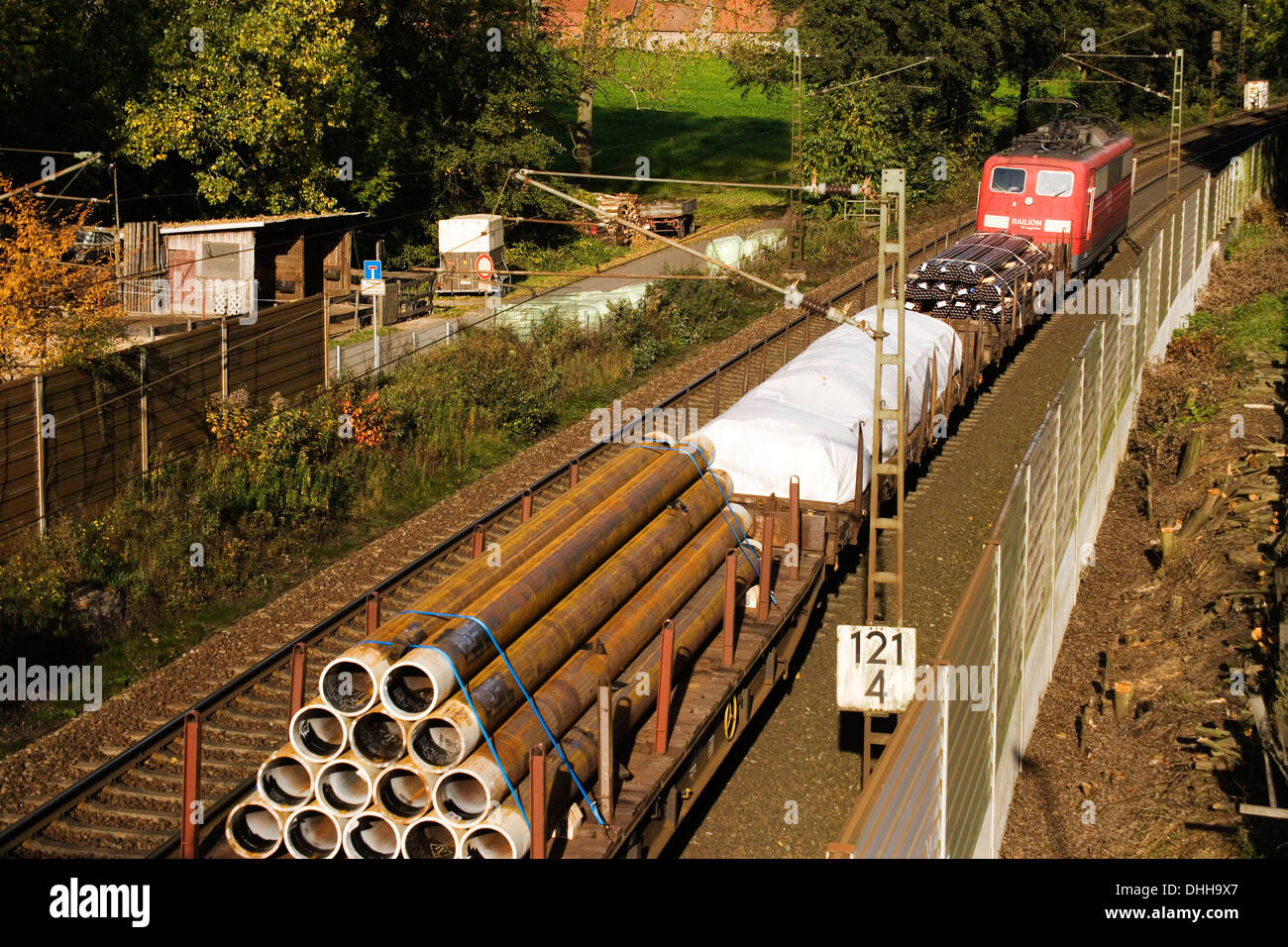 BR151 151 034-6 Railion mit einem der auf der Güterzug Rollbahn (KBS385 Wanne Eikel-Hamburg KM124) bei Osnabrück (octobre 2013) Banque D'Images