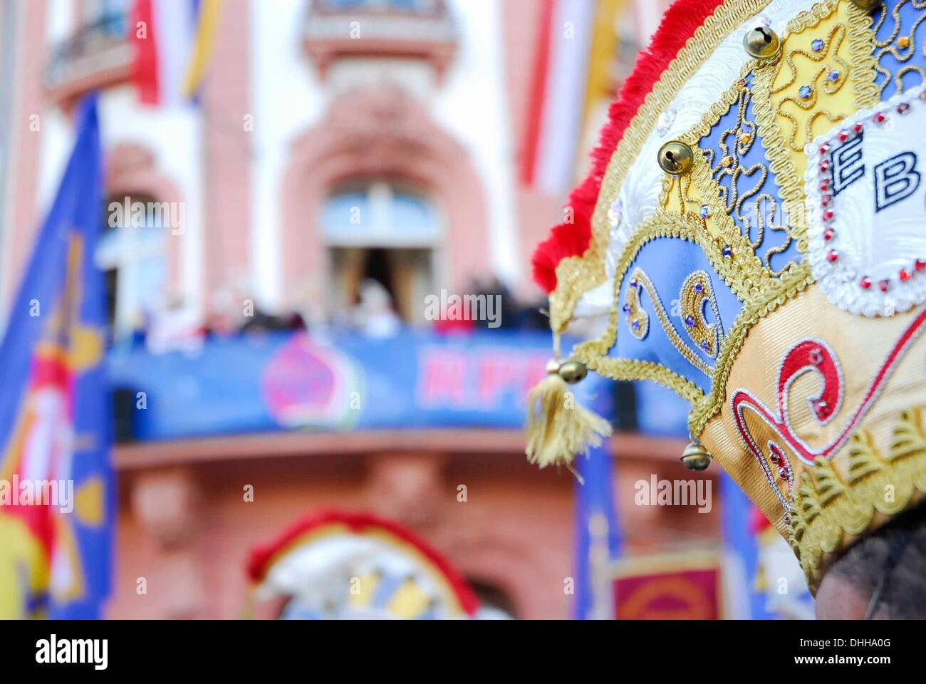 Mainz, Allemagne . 11Th Nov, 2013. Sur le 11e Novembre à 11:11 h, dans les bastions de la German carnaval, le début de la nouvelle campagne a été engagée. À Mayence, les gens se rassemblent autour de l'Fastnachtsbrunnen dans le centre-ville de Mayence, à commencer la "cinquième saison". Credit : Marcus Krauss/Alamy Live News Banque D'Images